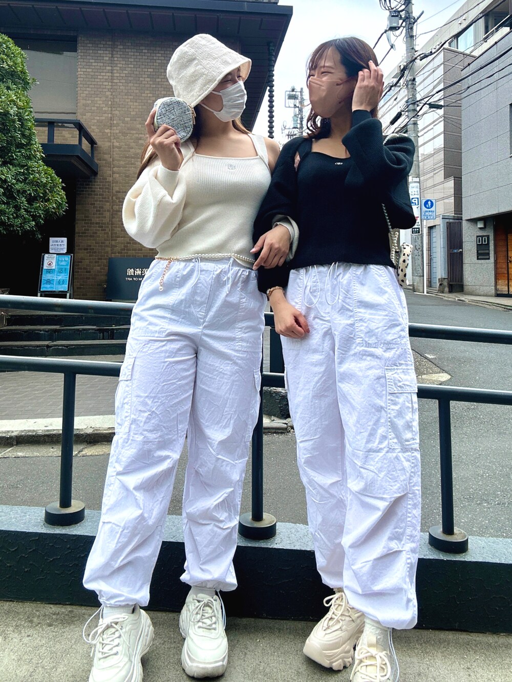 「春服デビュー宣言、春服、大人カジュアル、休日スタイル、おでかけコーデ、春カラー、スニーカーコーデ、カーディガン、カーゴパンツ、モノトーン、ラフコーデ、リラックススタイル、ボレロ、厚底シューズ、高身長女子」｜「OLIVE des OLIVEのマルチWAYリボンボレロ（カーディガン/ボレロ、ブラック系）」を使った、akaneさん（レディース・167cm）の春コーディネートの2枚目の写真