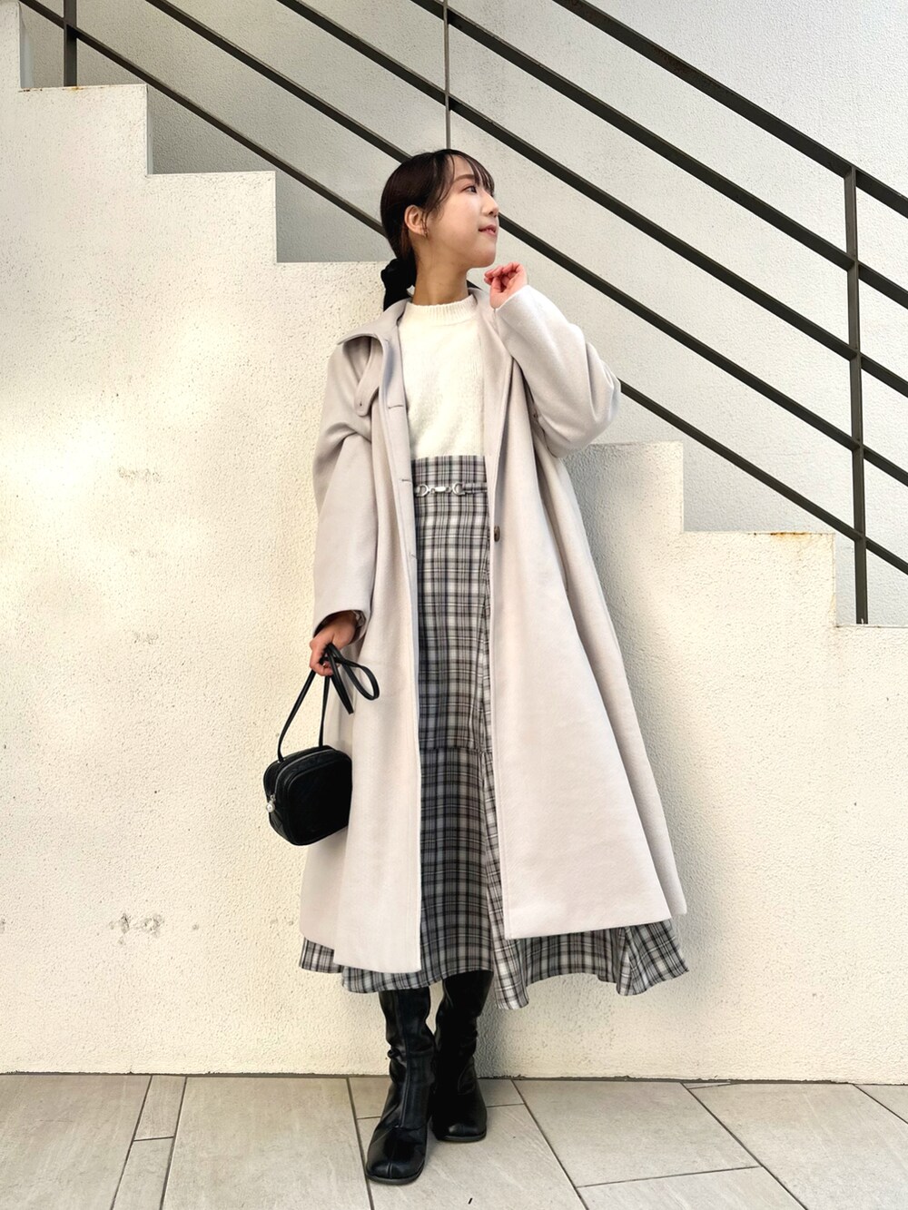 「休日スタイル、カジュアル、キレイめコーデ、ミニバッグ、大人カジュアル、カジュアルガーリー、あったかコーデ、白ニット、大人ファッション、ステンカラーコート、チェック、フレアスカート、肩あき、高身長女子、骨格ウェーブ」｜「OLIVE des OLIVEのアイテム（福袋/福箱、ブラック系）」を使った、akaneさん（レディース・167cm）の秋コーディネートの2枚目の写真