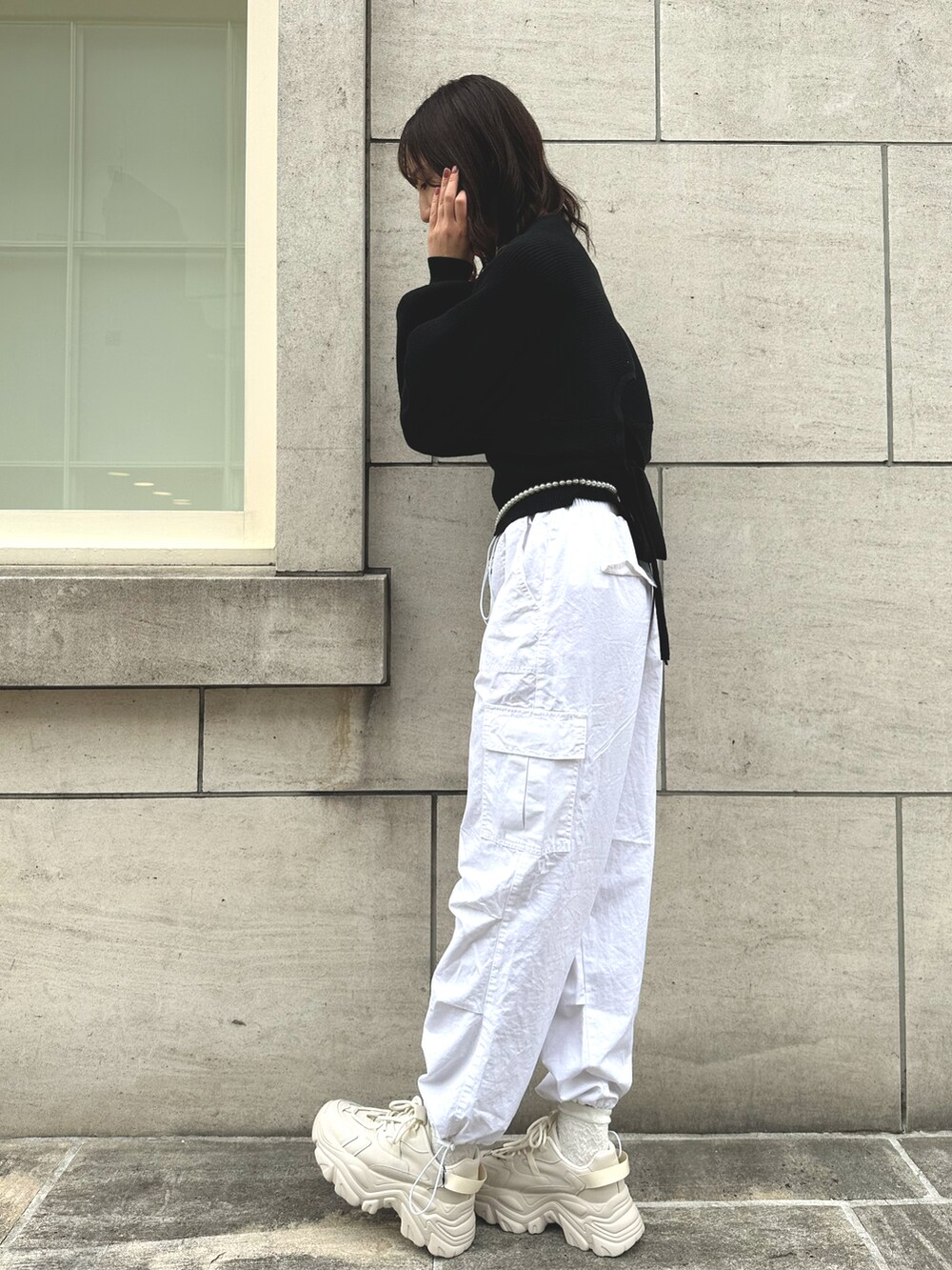 「春服デビュー宣言、春服、カジュアルコーデ、春カラー、きれいめカジュアル、おでかけコーデ、大人カジュアル、休日スタイル、着回しコーデ、モノトーン、カーゴパンツ、高身長女子、骨格ウェーブ、厚底シューズ、韓国ファッション」｜「OLIVE des OLIVEの刺繍ワンポイントニットタンクトップ（タンクトップ、ブラック系）」を使った、akaneさん（レディース・167cm）の春コーディネートの2枚目の写真