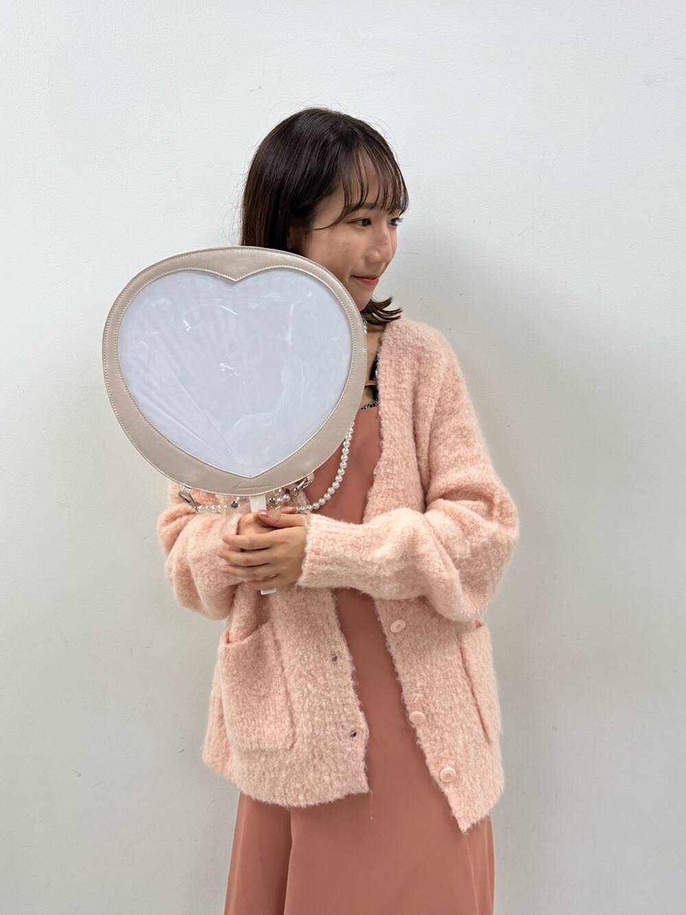 「秋ルック紹介するよ、秋服、休日スタイル、秋服コーデ、カラーコーデ、骨格ウェーブ、大人かわいい、プチプラコーデ、厚底シューズ、高身長コーデ、ロングワンピース、キャミワンピ、ワンピースコーデ、ピンクコーデ、ニットカーディガン」｜「OLIVE des OLIVEの【WEB限定カラー有】ミックス起毛Ｖネックカーディガン（カーディガン/ボレロ、ピンク系）」を使った、akaneさん（レディース・167cm）の秋コーディネートの4枚目の写真