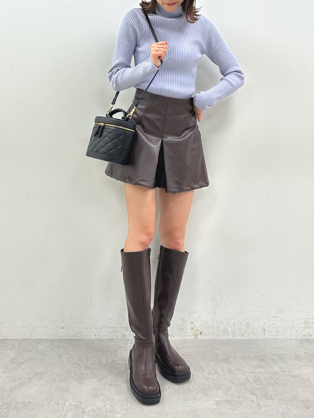 「WEARハロウィン2022、キレイめコーデ、秋冬、カラー×コーデ、高身長女子、骨格ウェーブ、イエベ秋、ロングブーツ、サックスブルー、ブルー、ショートパンツ、レザーパンツ、タートルネック、リブニット、カジュアルコーデ」|「OLIVE des OLIVEのタートルネック刺繍リブニット(ニット/セーター、ブルー系)」を使った、akaneさん(レディース・167cm)の秋コーディネートの2枚目の写真