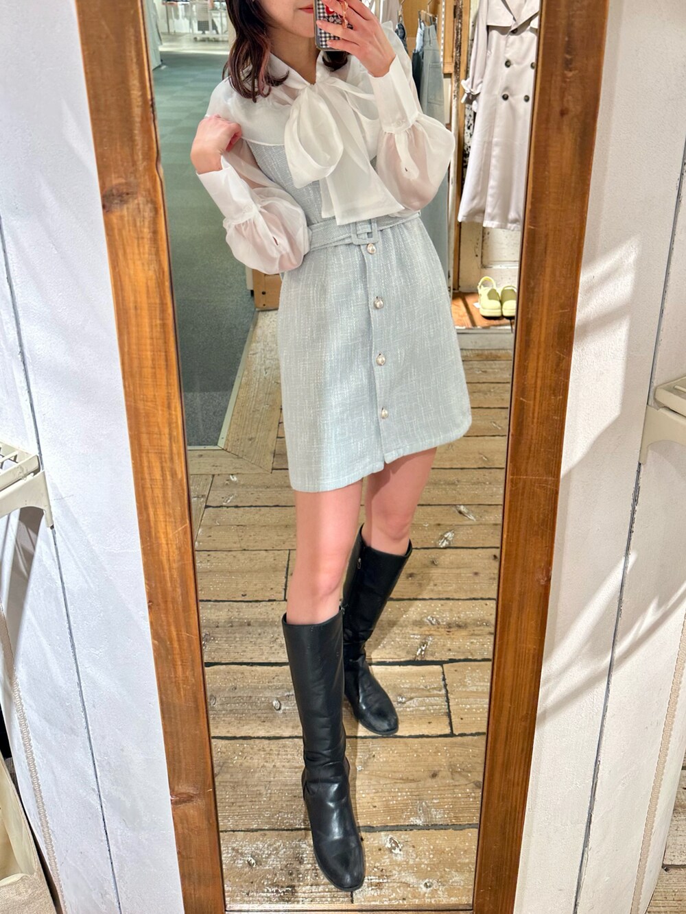「ほめられ本命コーデ、春服、着回しコーデ、ゆるコーデ、春カラー、私の推しブランド、高身長女子、お出かけコーデ、ワンピースコーデ、ジャンスカ、ミントグリーン、ブラウス、ボウタイブラウス、骨格ウェーブ、デート」｜「OLIVE des OLIVEのBigリボンボウタイブラウス（シャツ/ブラウス、ホワイト系）」を使った、akaneさん（レディース・167cm）の冬コーディネートの2枚目の写真