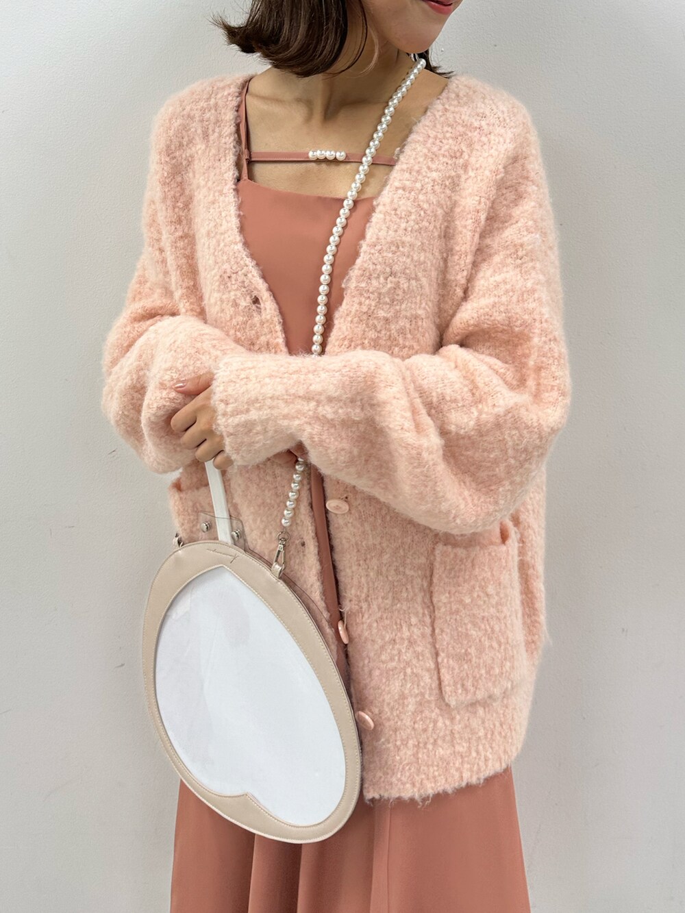 「秋ルック紹介するよ、秋服、休日スタイル、秋服コーデ、カラーコーデ、骨格ウェーブ、大人かわいい、プチプラコーデ、厚底シューズ、高身長コーデ、ロングワンピース、キャミワンピ、ワンピースコーデ、ピンクコーデ、ニットカーディガン」｜「OLIVE des OLIVEの【WEB限定カラー有】ミックス起毛Ｖネックカーディガン（カーディガン/ボレロ、ピンク系）」を使った、akaneさん（レディース・167cm）の秋コーディネートの5枚目の写真