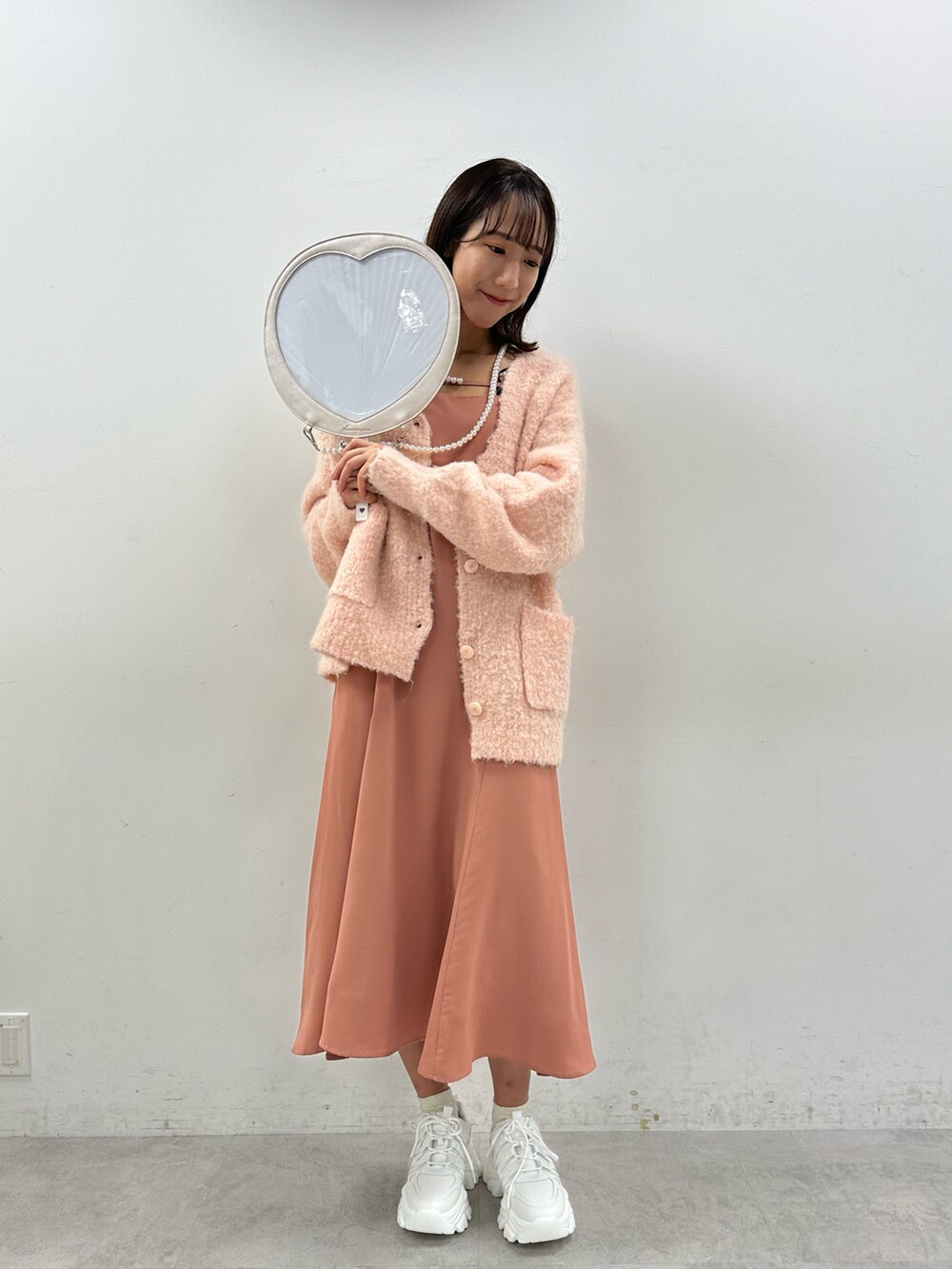 「秋ルック紹介するよ、秋服、休日スタイル、秋服コーデ、カラーコーデ、骨格ウェーブ、大人かわいい、プチプラコーデ、厚底シューズ、高身長コーデ、ロングワンピース、キャミワンピ、ワンピースコーデ、ピンクコーデ、ニットカーディガン」｜「OLIVE des OLIVEの【WEB限定カラー有】ミックス起毛Ｖネックカーディガン（カーディガン/ボレロ、ピンク系）」を使った、akaneさん（レディース・167cm）の秋コーディネートの3枚目の写真
