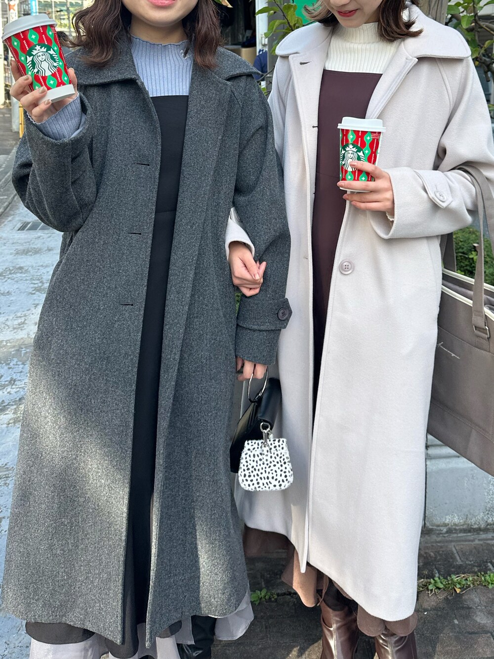 「未来のWEARISTAプロジェクト、キレイめ、秋冬、プチプラコーデ、キャミワンピ、双子コーデ、高身長女子、ロングコート、ステンカラーコート、ロングブーツ、デート、ワンピーススタイル、大人ガーリー、冬コーデ、冬アウター」|「OLIVE des OLIVEのステンカラーロングコート(ステンカラーコート、グレー系)」を使った、akaneさん(レディース・167cm)の秋コーディネートの3枚目の写真