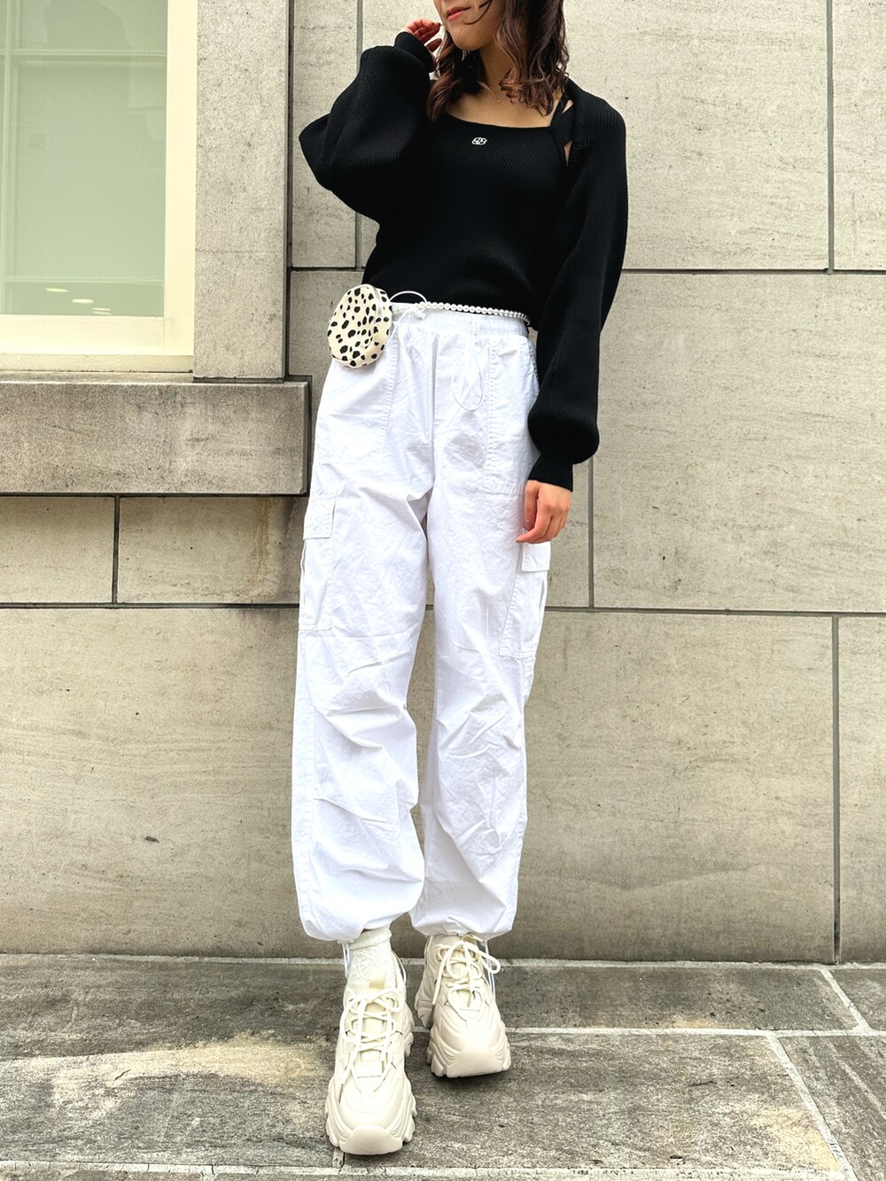 「春服デビュー宣言、春服、大人カジュアル、休日スタイル、おでかけコーデ、春カラー、スニーカーコーデ、カーディガン、カーゴパンツ、モノトーン、ラフコーデ、リラックススタイル、ボレロ、厚底シューズ、高身長女子」｜「OLIVE des OLIVEのマルチWAYリボンボレロ（カーディガン/ボレロ、ブラック系）」を使った、akaneさん（レディース・167cm）の春コーディネートの4枚目の写真