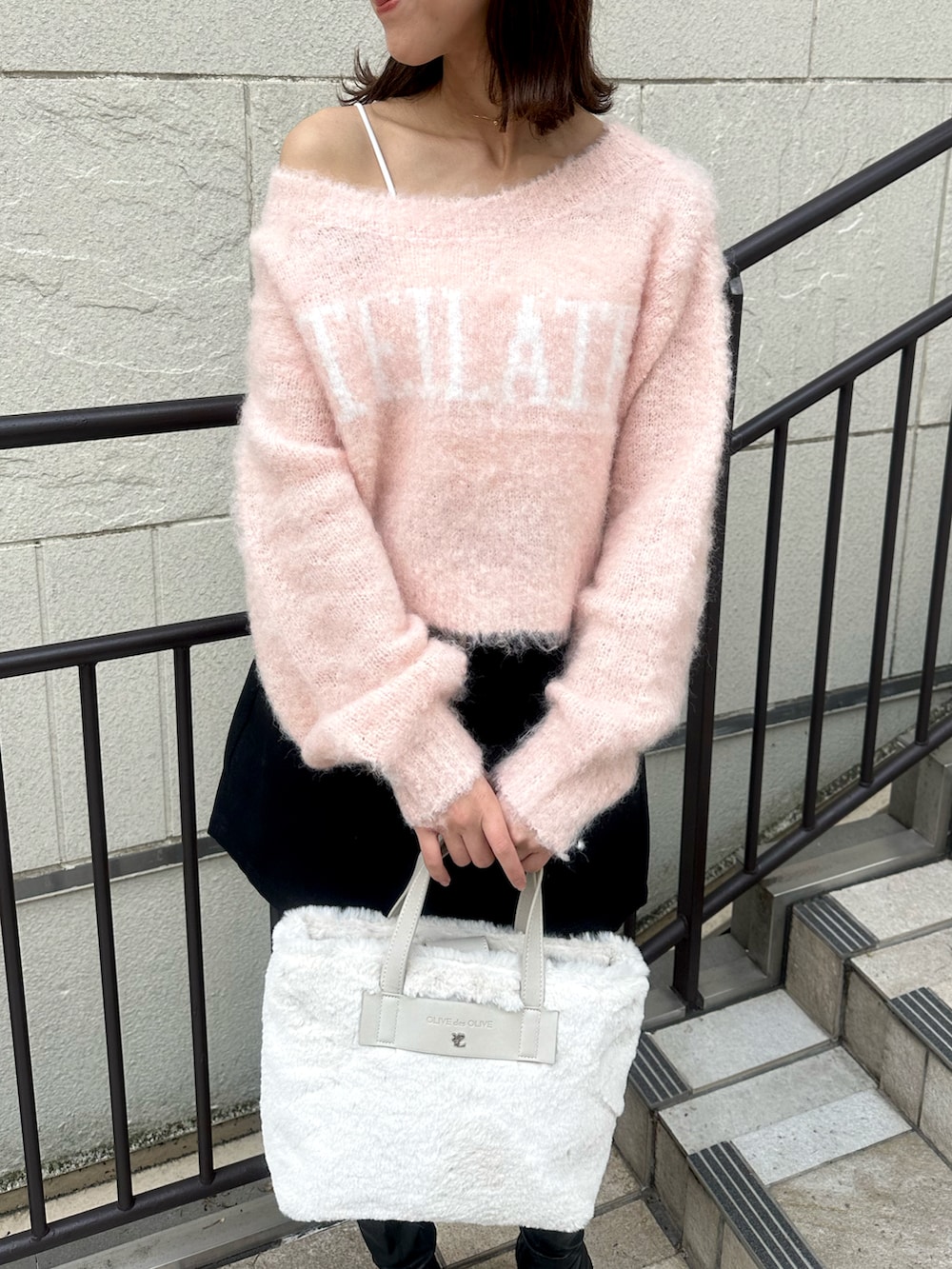 「秋服、秋冬、おでかけコーデ、カジュアルコーデ、プチプラ、ピンク、ニット、ミニスカート、ロングブーツ、高身長女子、骨格ウェーブ、ロゴニット、イエベ秋、淡色女子、ワンショルダー」|「OLIVE des OLIVEのLOGOジャガード起毛ニット 1032050300(ニット/セーター、ピンク系)」を使った、akaneさん(レディース・167cm)の秋コーディネートの2枚目の写真
