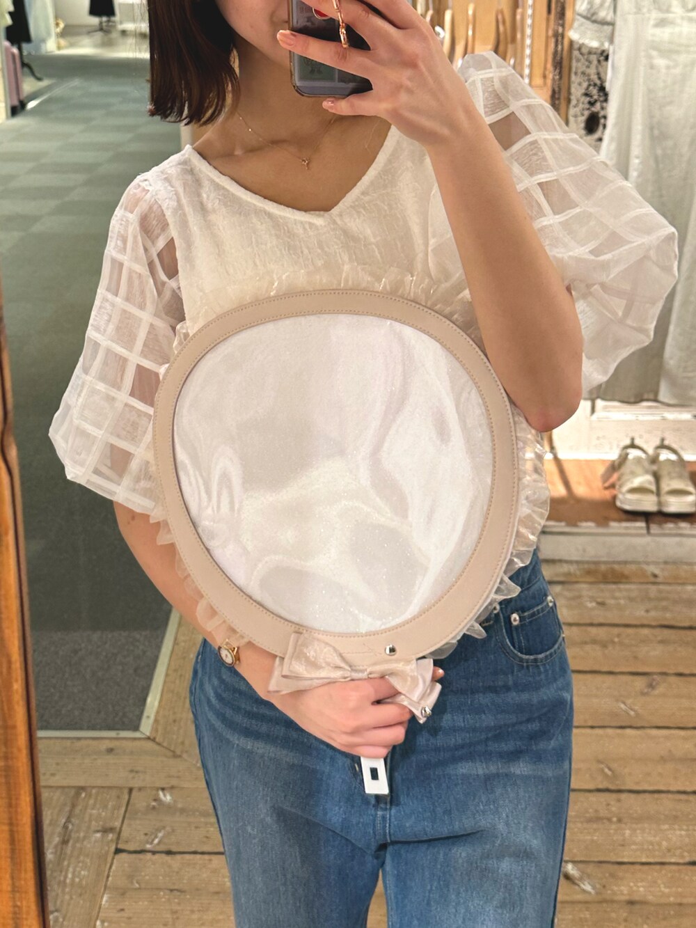 「大人カジュアル、春夏コーデ、キレイめカジュアル、着回しコーデ、今日のコーデ、お洒落さんとつながりたい、春服コーデ、スニーカー、休日スタイル、デニムパンツ、厚底シューズ、参戦服、高身長女子、骨格ウェーブ、パンツコーデ」｜「OLIVE des OLIVEの【S/Mサイズ】セミフレアデニムパンツ（デニムパンツ、ブルー系）」を使った、akaneさん（レディース・167cm）の春コーディネートの2枚目の写真