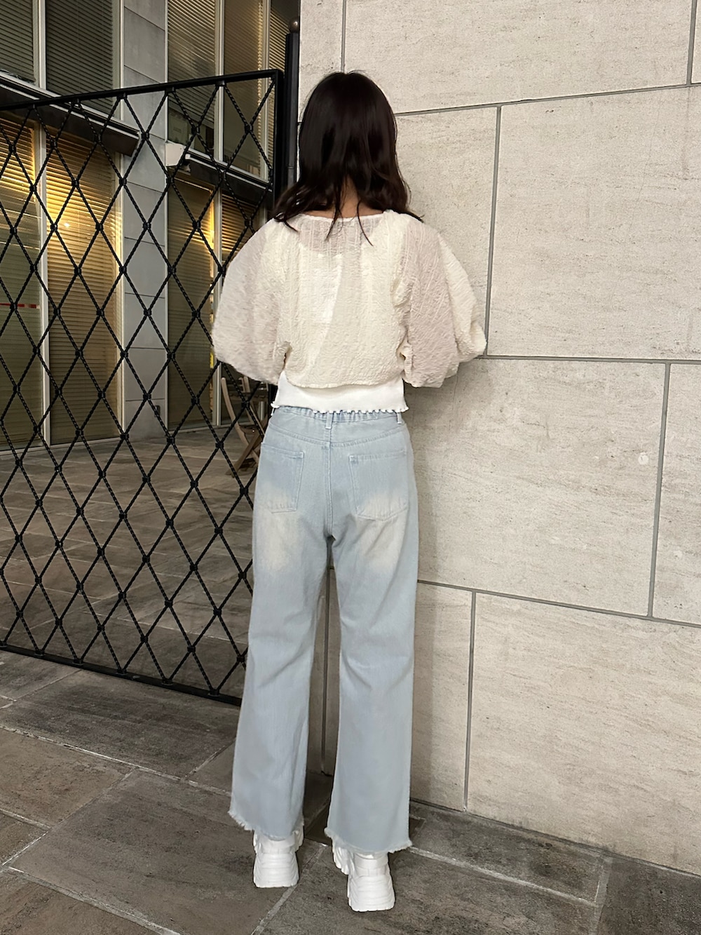 「春服デビュー宣言、春服コーデ、休日コーデ、リラックススタイル、デニム、おでかけコーデ、韓国ファッション、私の推しブランド、厚底シューズ、高身長女子、ベージュコーデ、スニーカー、ダメージデニムパンツ、ボレロ、ベージュ」｜「OLIVE des OLIVEのボレロ×タンクセット（アンサンブル、ホワイト系）」を使った、akaneさん（レディース・167cm）の春コーディネートの3枚目の写真
