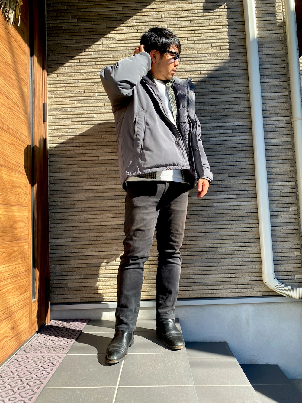 ブラック系のブーツ、ブルー系のデニムパンツ、ホワイト系のTシャツ/カットソーを着用したメンズの冬コーディネートの5枚目の写真