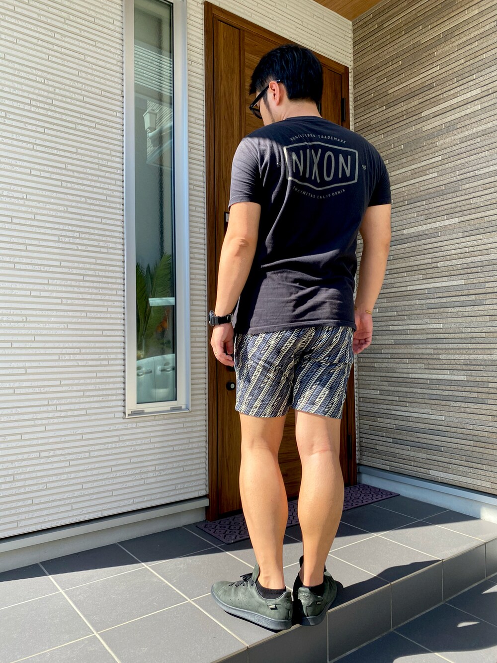 ブラック系のスニーカー、その他のその他パンツ、ブラック系のTシャツ/カットソーを着用したメンズの夏コーディネートの2枚目の写真