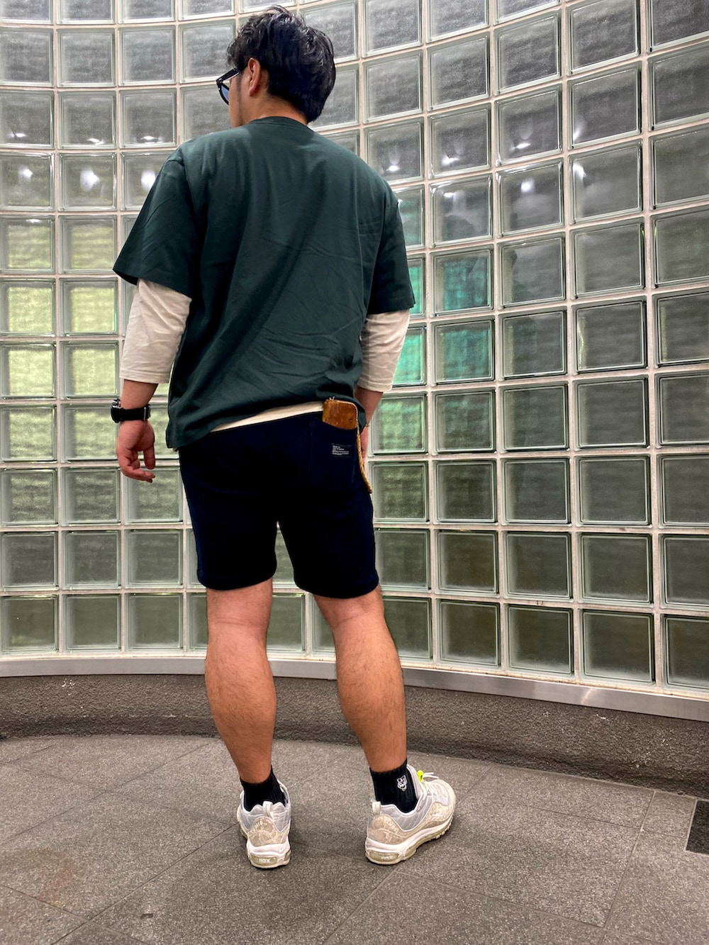 シルバー系のスニーカー、ブラック系のその他パンツ、グリーン系のTシャツ/カットソーを着用したメンズの春コーディネートの2枚目の写真