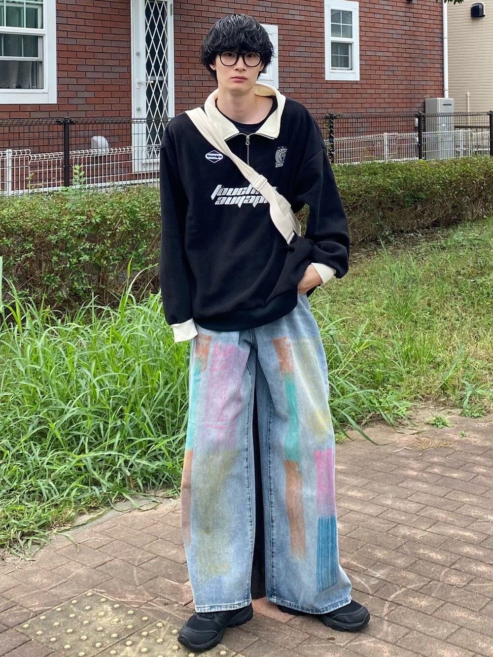 ブラック系のスウェットを着用したメンズの秋コーディネートの3枚目の写真