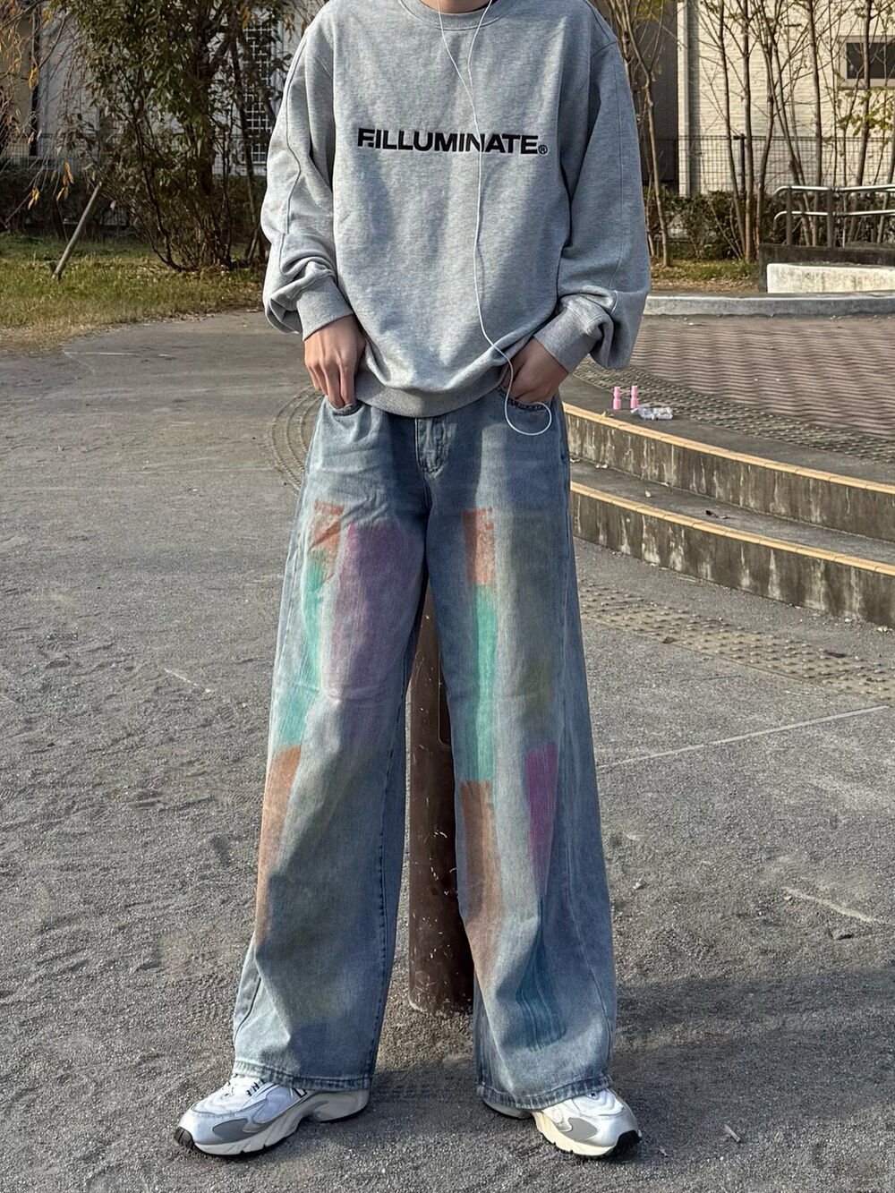 グレー系のトップスを着用したメンズの冬コーディネートの2枚目の写真