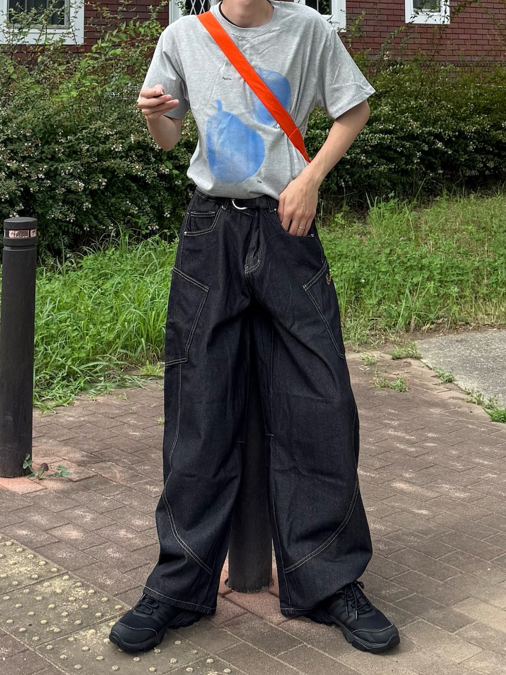 ブラック系のデニムパンツを着用したメンズの夏コーディネートの3枚目の写真