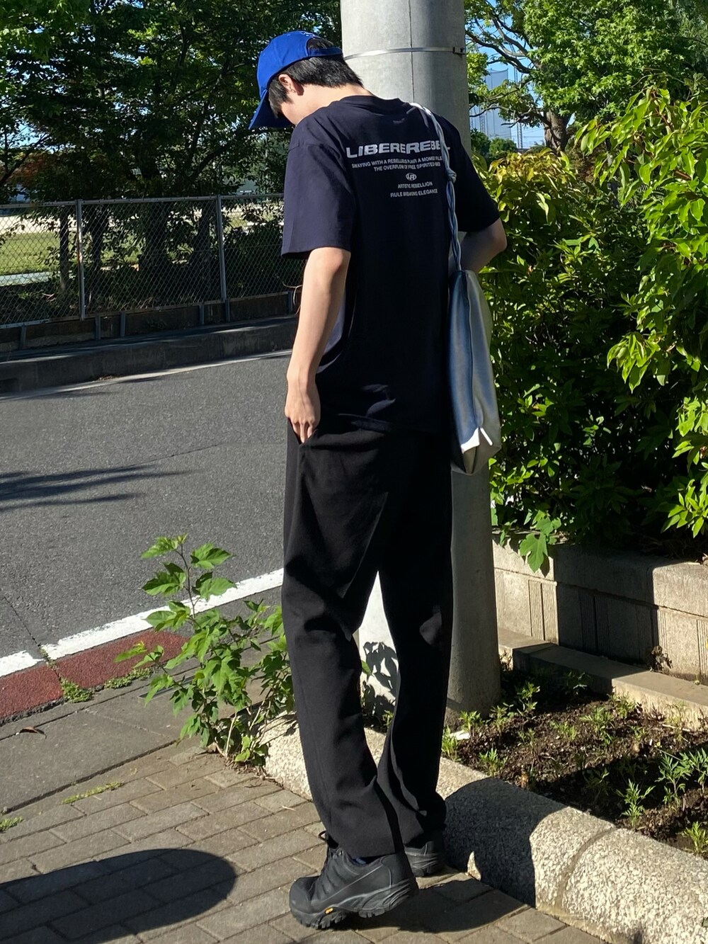 「シンプルコーデ、古着MIX、スポーツミックス、夏服、春ファッション、おしゃれさんと繋がりたい、リラックススタイル、春服、キャップ、キャップコーデ、半袖シャツ、ラフコーデ、お出かけコーデ、デートコーデ」｜「LIBEREのアイテム（トップス、ブラック系）」を使った、亮.さん（メンズ・180cm）の春コーディネートの2枚目の写真