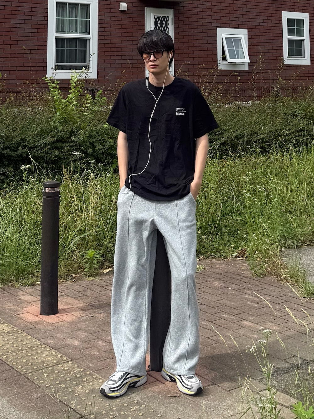 ブラック系のTシャツ/カットソーを着用したメンズの夏コーディネートの2枚目の写真