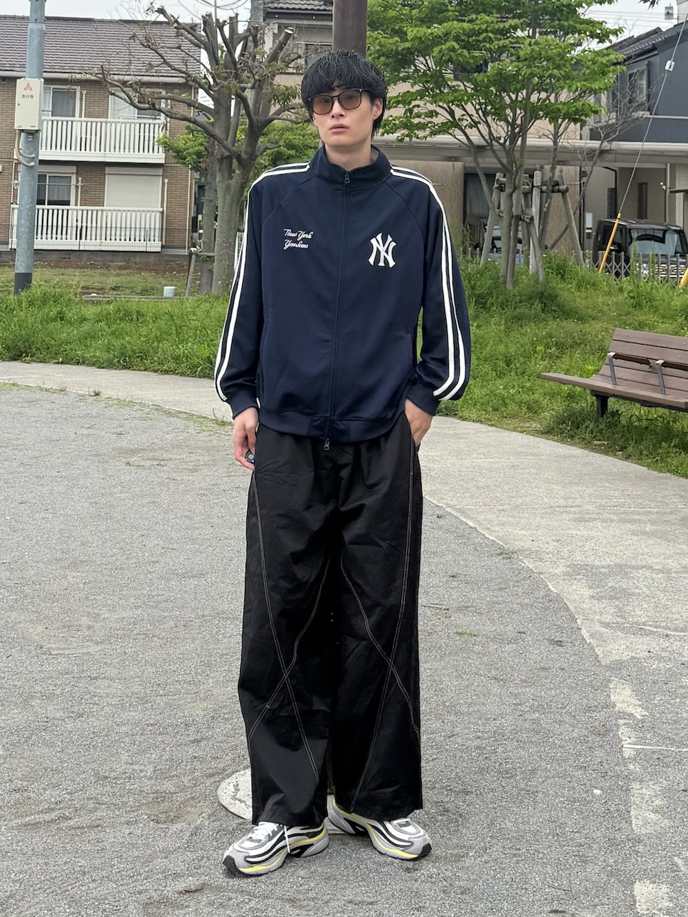 ブラック系のジャケット/アウターを着用したメンズの春コーディネートの2枚目の写真