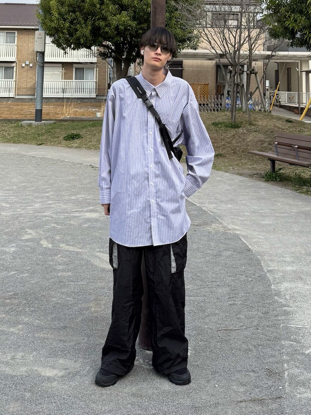 パープル系のシャツ/ブラウス、ブラック系のカーゴパンツ、グレー系のサングラスを着用したメンズの春コーディネートの2枚目の写真