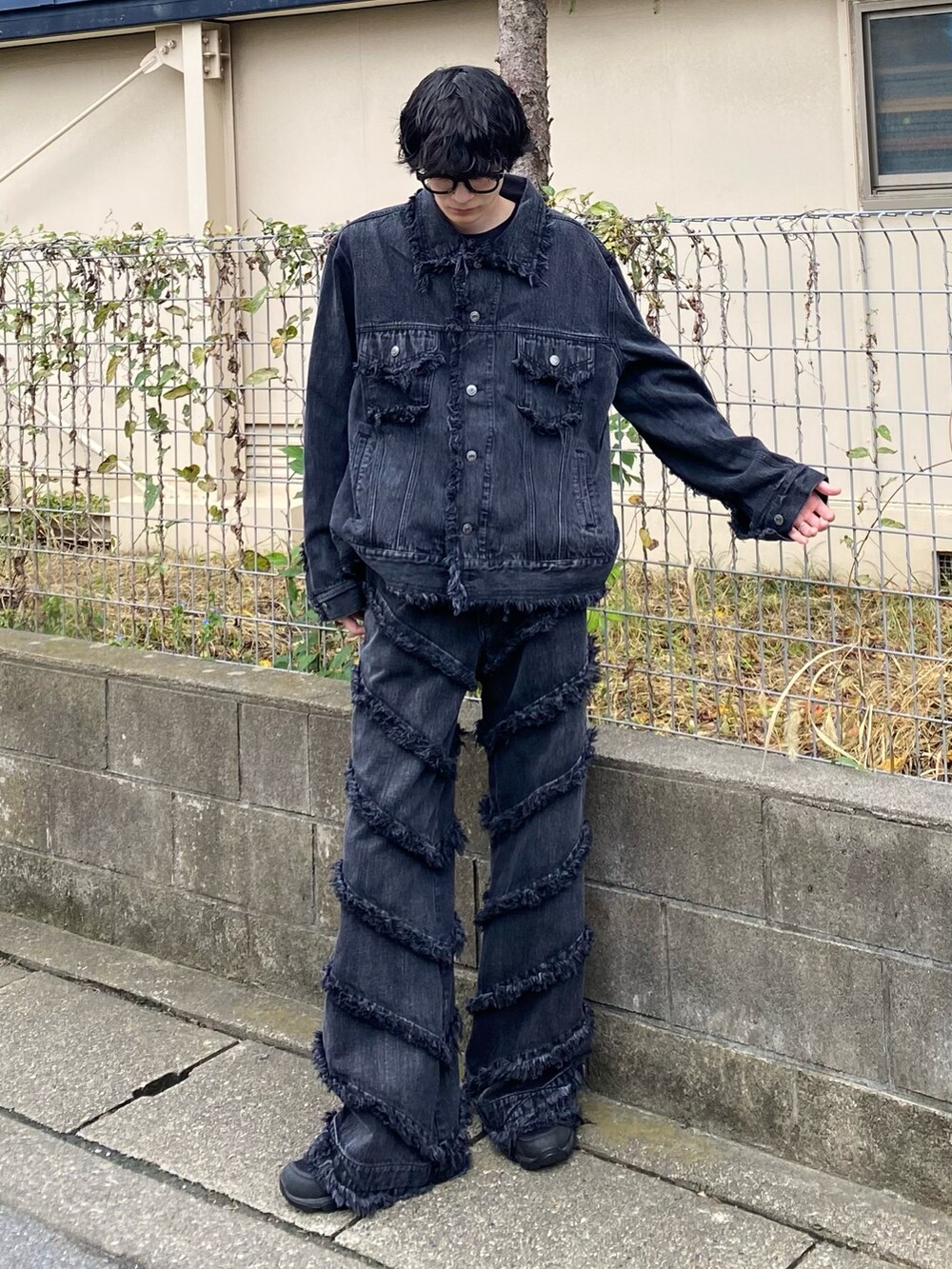 ブラック系のセットアップを着用したメンズの秋コーディネートの2枚目の写真