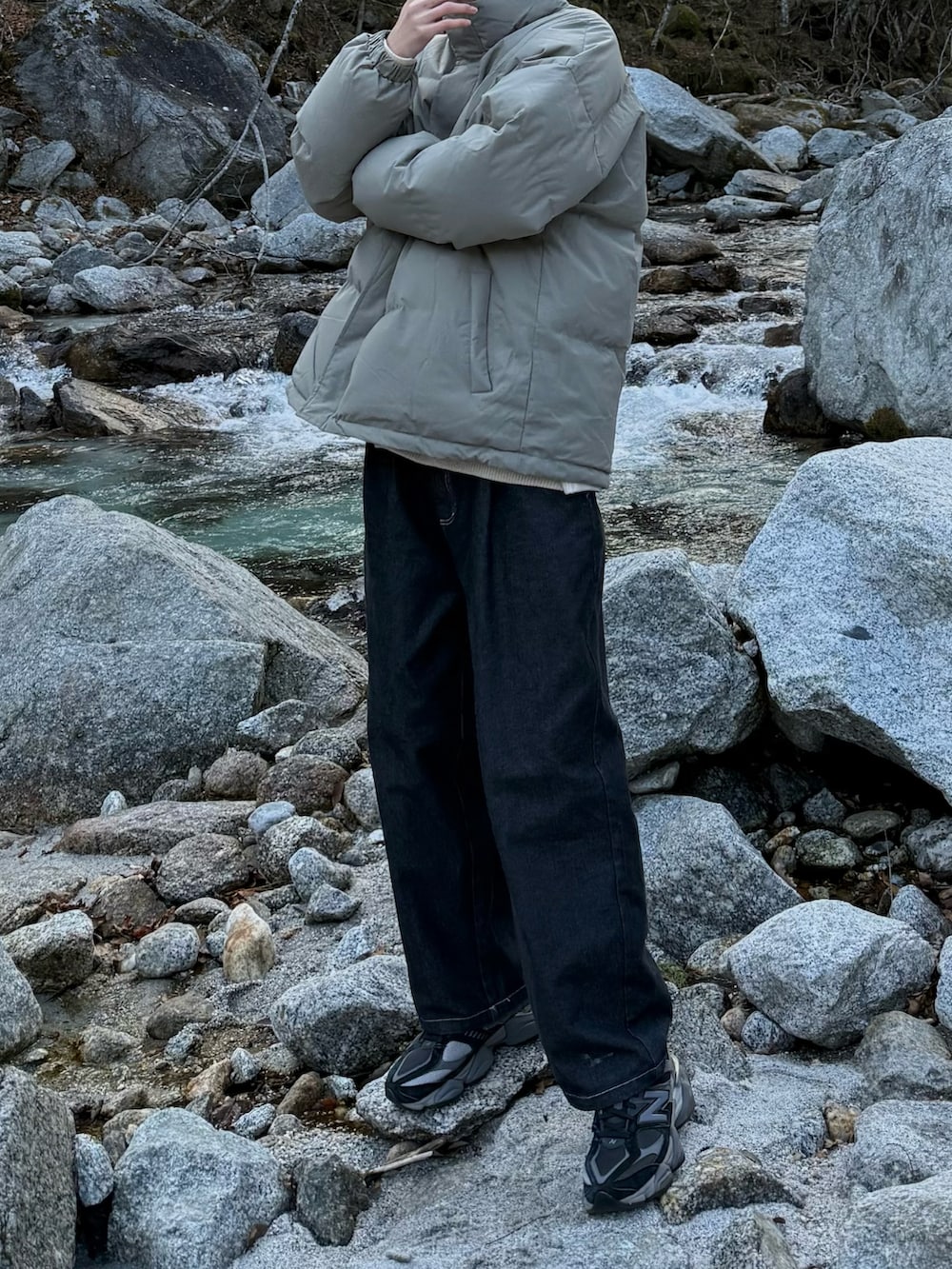 ブラック系のシューズを着用したメンズの冬コーディネートの2枚目の写真