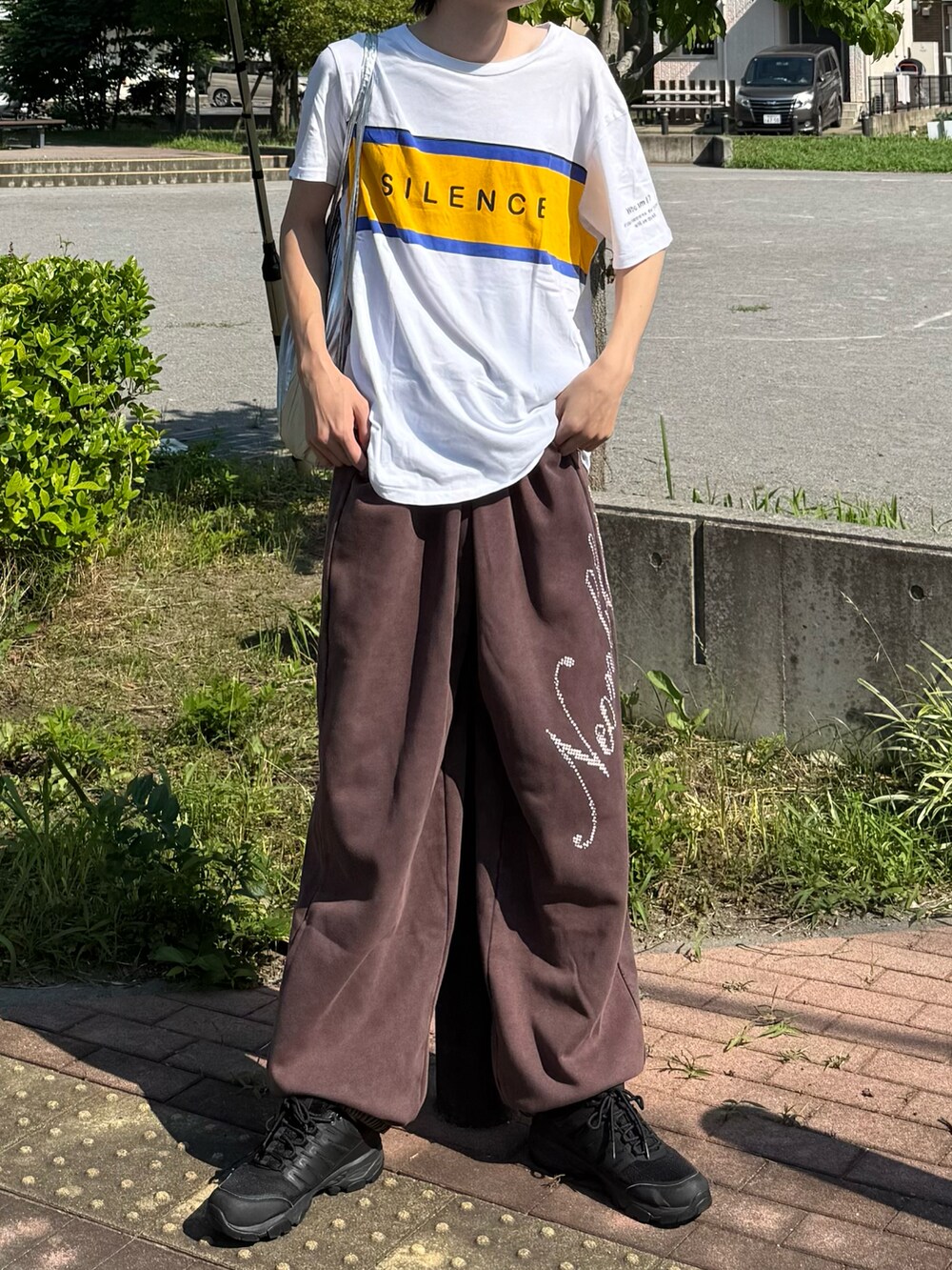 ホワイト系のTシャツ/カットソーを着用したメンズの夏コーディネートの3枚目の写真