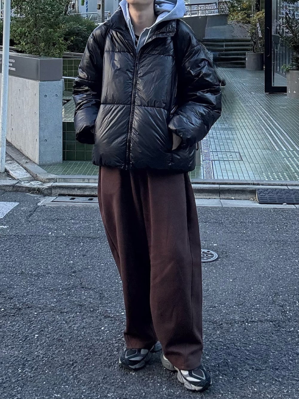 ブラウン系のパンツ、ブラック系のシューズを着用したメンズの冬コーディネートの2枚目の写真