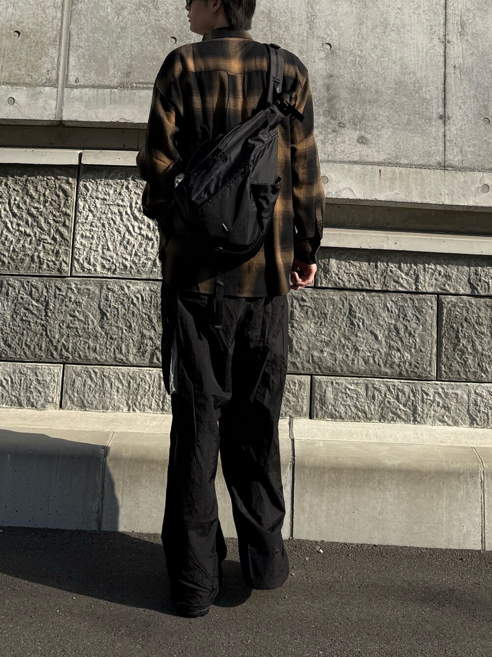 ブラウン系のシャツ/ブラウスを着用したメンズの春コーディネートの2枚目の写真