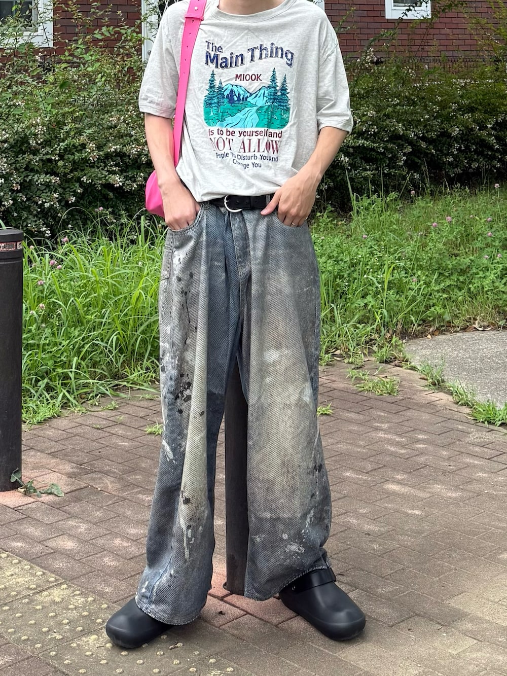 グレー系のTシャツ/カットソーを着用したメンズの夏コーディネートの3枚目の写真