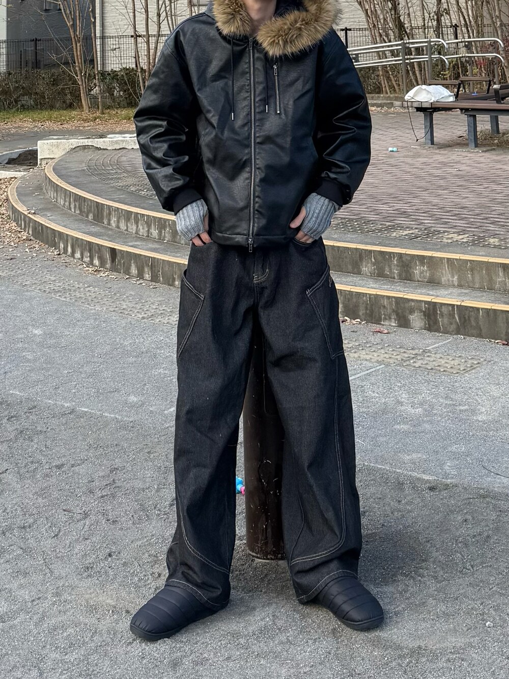ブラック系のブルゾン、ブラック系のデニムパンツを着用したメンズの冬コーディネートの2枚目の写真