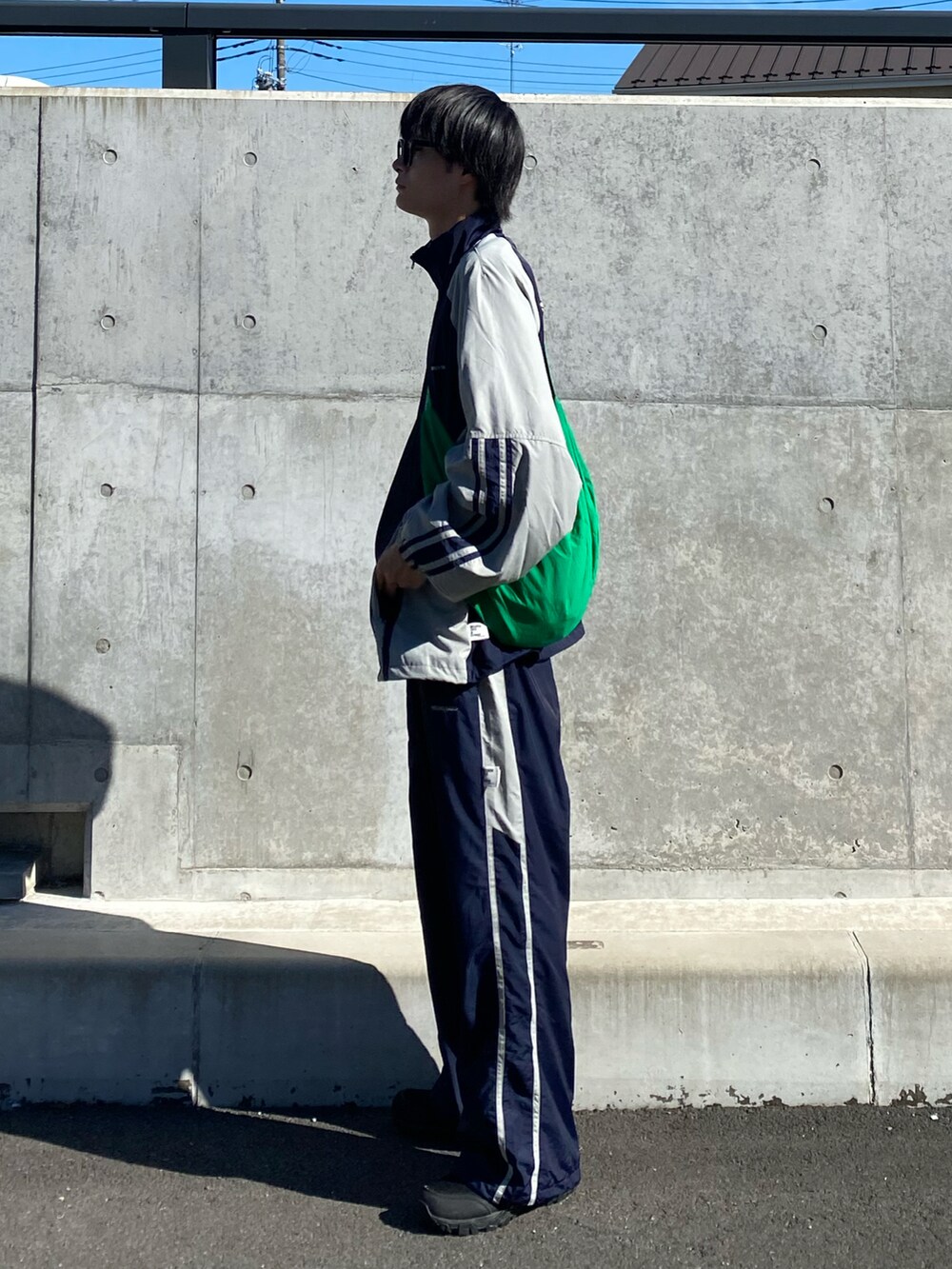 ブラック系のトップスを着用したメンズの秋コーディネートの3枚目の写真