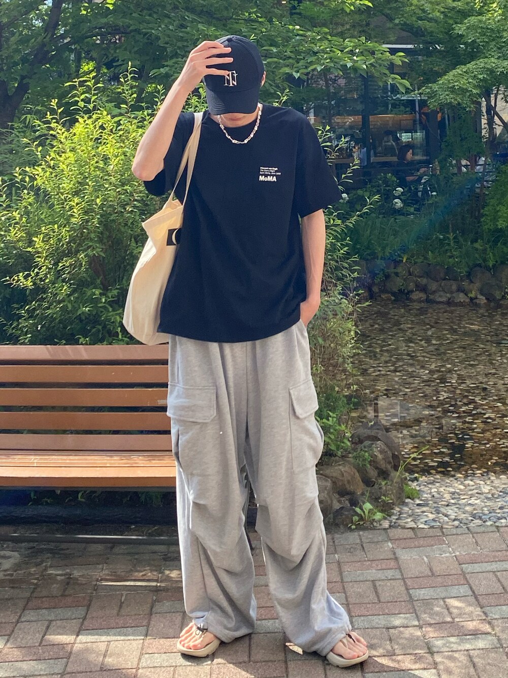 ブラック系のシャツ/ブラウス、グレー系のパンツを着用したメンズの夏コーディネートの2枚目の写真