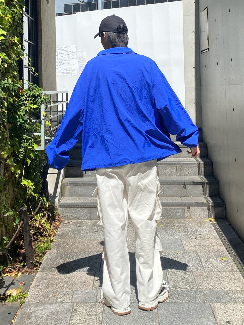 ブルー系のトップスを着用したメンズの秋コーディネートの4枚目の写真