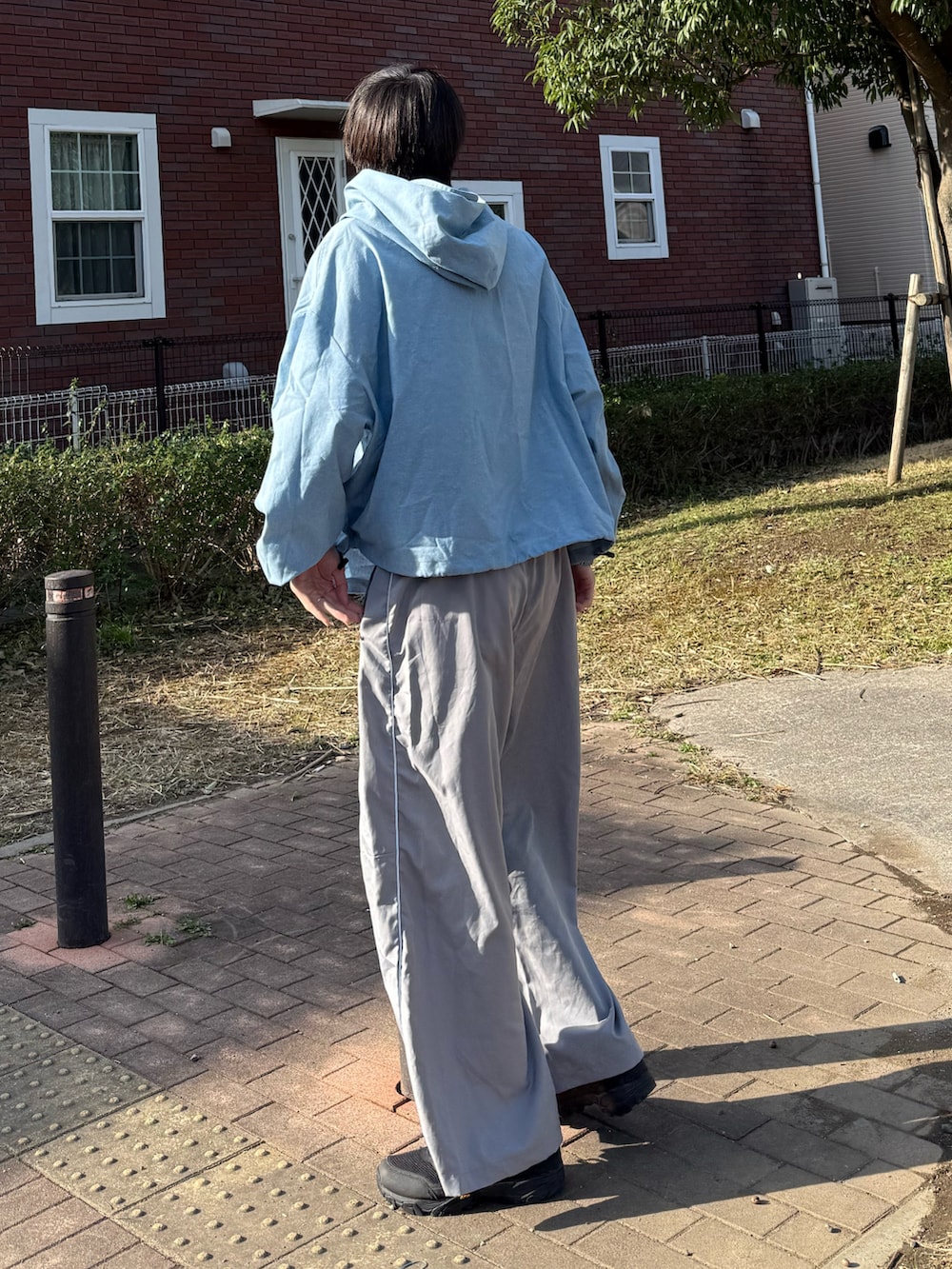 ブルー系のトップスを着用したメンズの春コーディネートの2枚目の写真