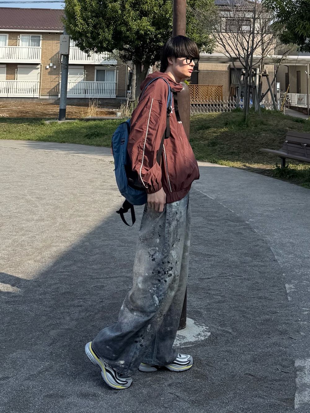 ブラウン系のジャケット/アウター、ブルー系のバッグを着用したメンズの春コーディネートの2枚目の写真