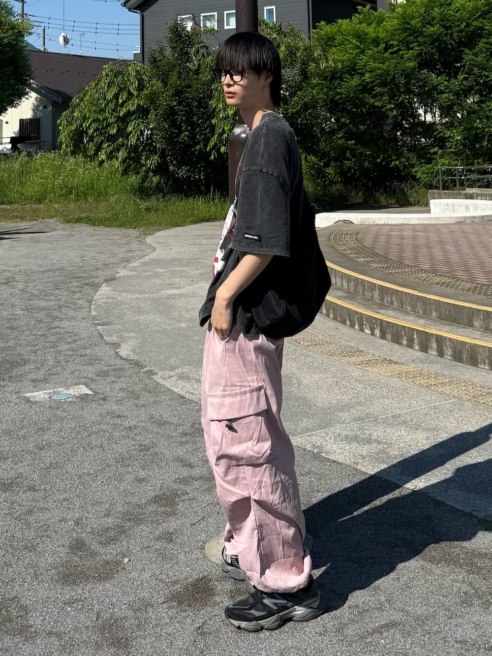 「黒Tシャツ、バンティー、バンドT、カーゴパンツ、ピンク、古着MIX、メガネ男子、ストリート、夏服コーデ、夏、ファッションを楽しもう、おしゃれさんと繋がりたい」｜「USEDのアイテム（Tシャツ/カットソー、ブラック系）」を使った、亮.さん（メンズ・180cm）の夏コーディネートの2枚目の写真