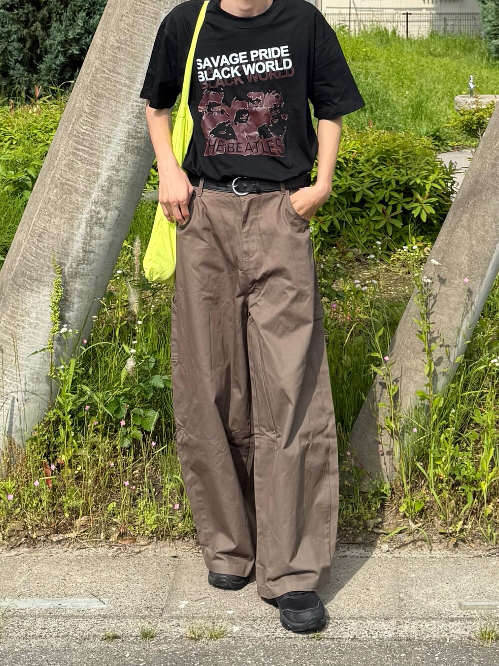 ブラック系のTシャツ/カットソー、ブラウン系のパンツを着用したメンズの夏コーディネートの3枚目の写真