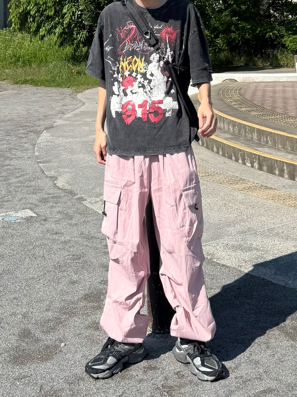 「黒Tシャツ、バンティー、バンドT、カーゴパンツ、ピンク、古着MIX、メガネ男子、ストリート、夏服コーデ、夏、ファッションを楽しもう、おしゃれさんと繋がりたい」｜「USEDのアイテム（Tシャツ/カットソー、ブラック系）」を使った、亮.さん（メンズ・180cm）の夏コーディネートの3枚目の写真
