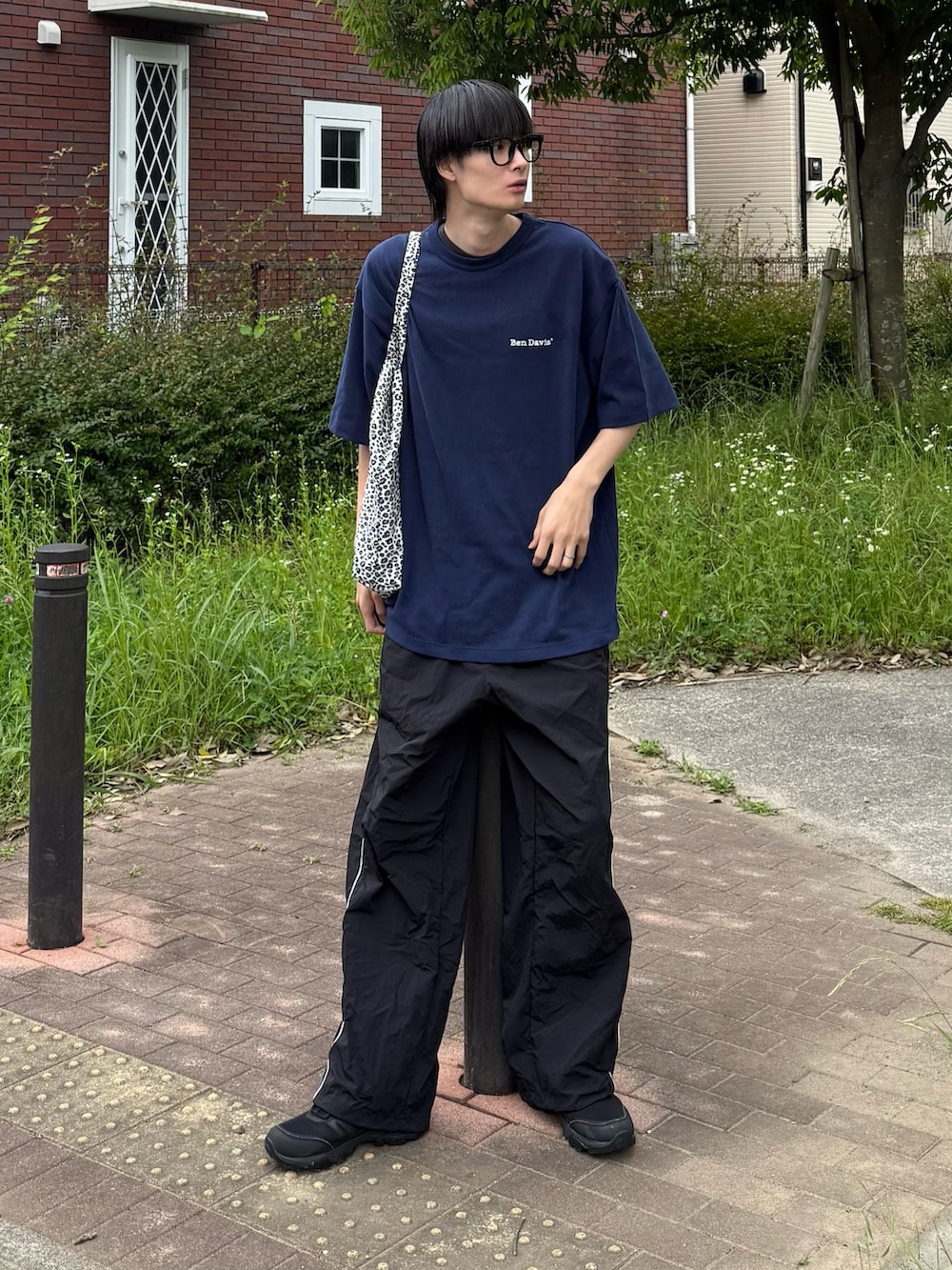 ブラック系のトップスを着用したメンズの夏コーディネートの2枚目の写真