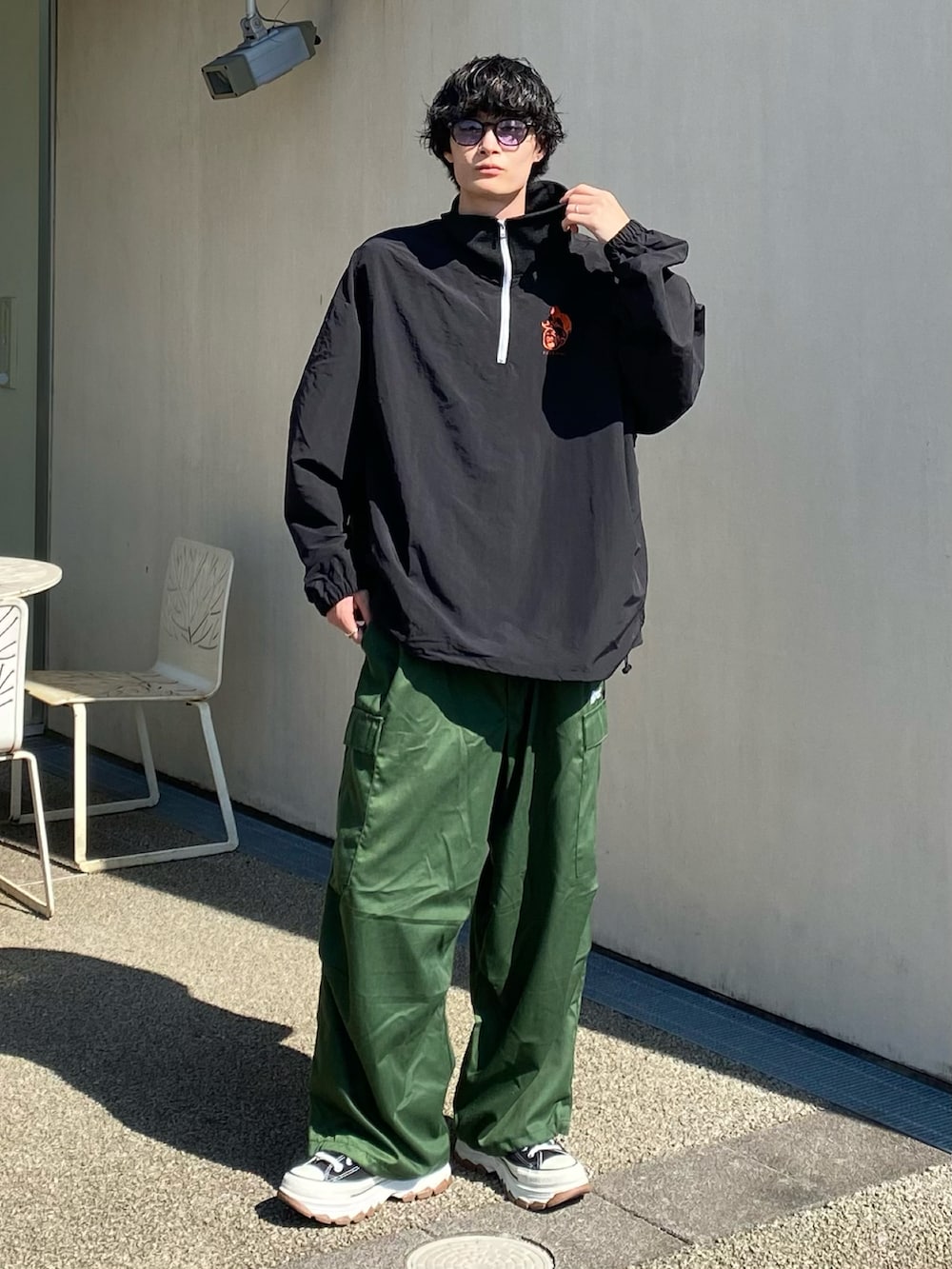 ブラック系のその他トップスを着用したメンズの秋コーディネートの2枚目の写真