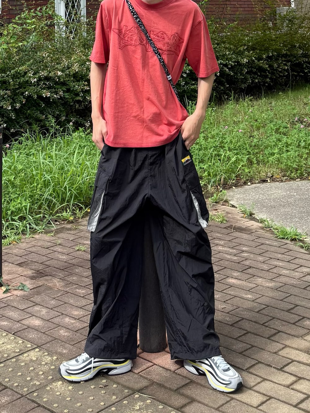 レッド系のTシャツ/カットソーを着用したメンズの夏コーディネートの3枚目の写真