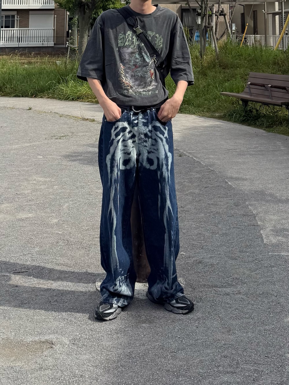 グレー系のTシャツ/カットソーを着用したメンズの春コーディネートの2枚目の写真