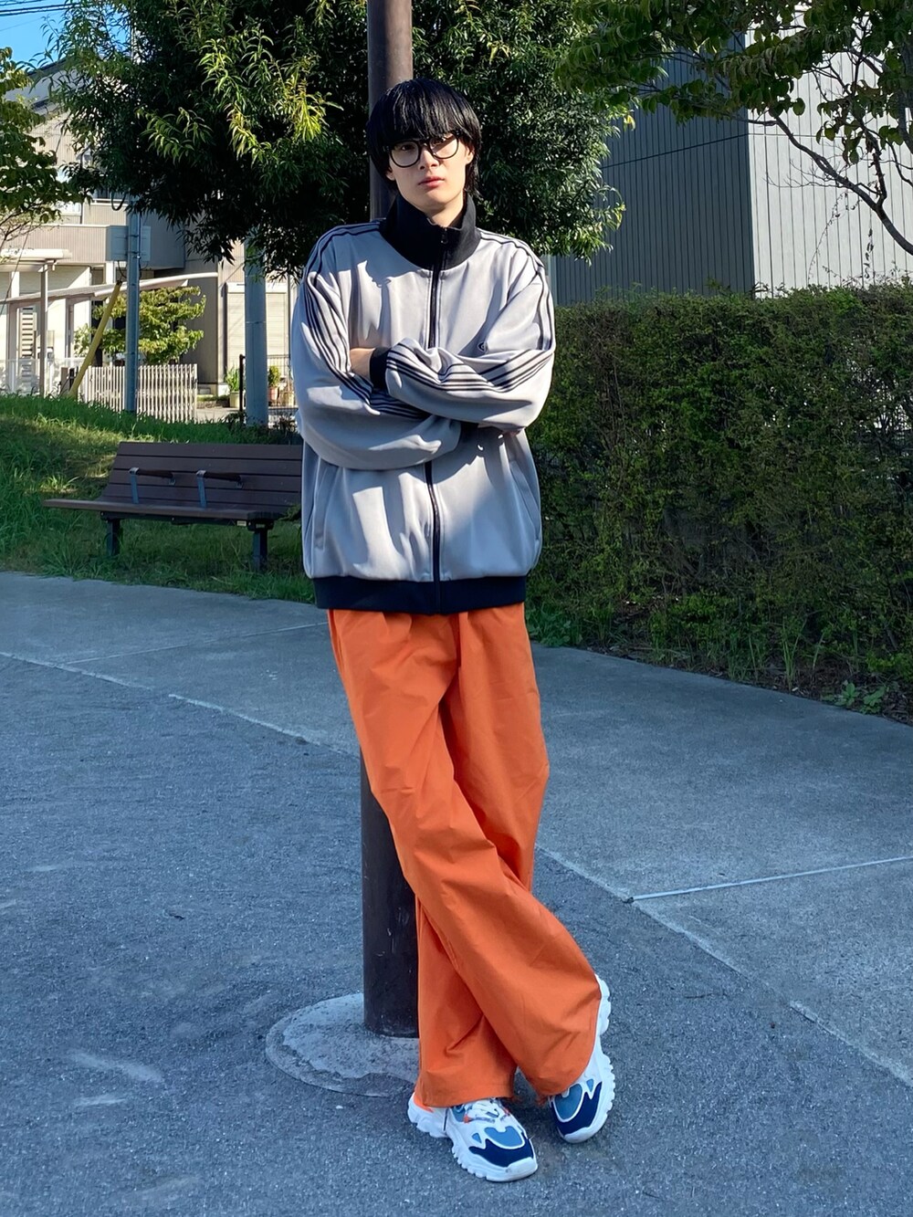 グレー系のブルゾンを着用したメンズの秋コーディネートの3枚目の写真