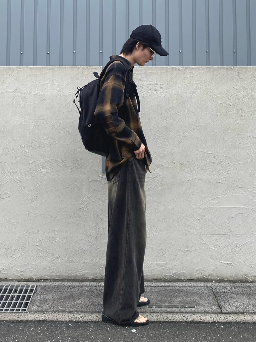 ブラウン系のシャツ/ブラウス、ブラック系のデニムパンツを着用したメンズの秋コーディネートの3枚目の写真