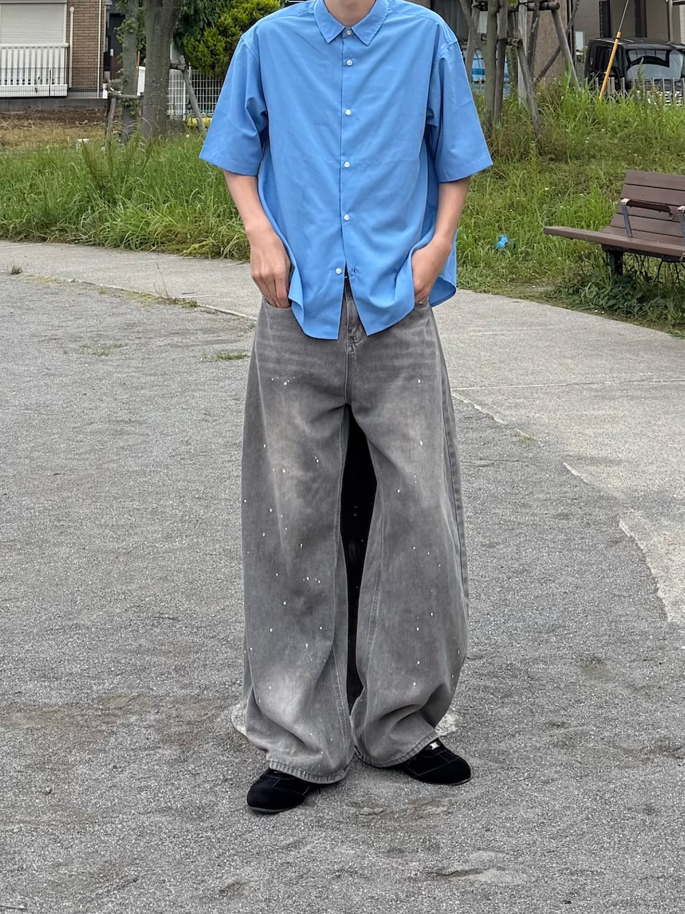 グレー系のデニムパンツ、ブルー系のシャツ/ブラウスを着用したメンズの春コーディネートの2枚目の写真