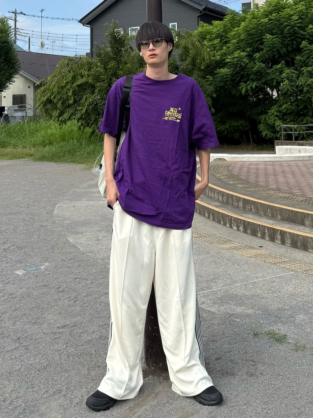 パープル系のTシャツ/カットソー、ホワイト系のその他パンツを着用したメンズの夏コーディネートの2枚目の写真