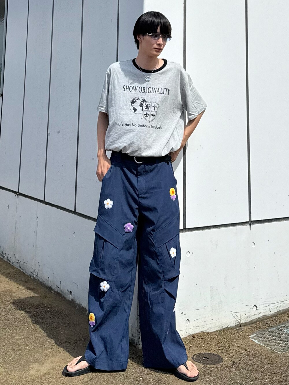 グレー系のTシャツ/カットソーを着用したメンズの夏コーディネートの2枚目の写真