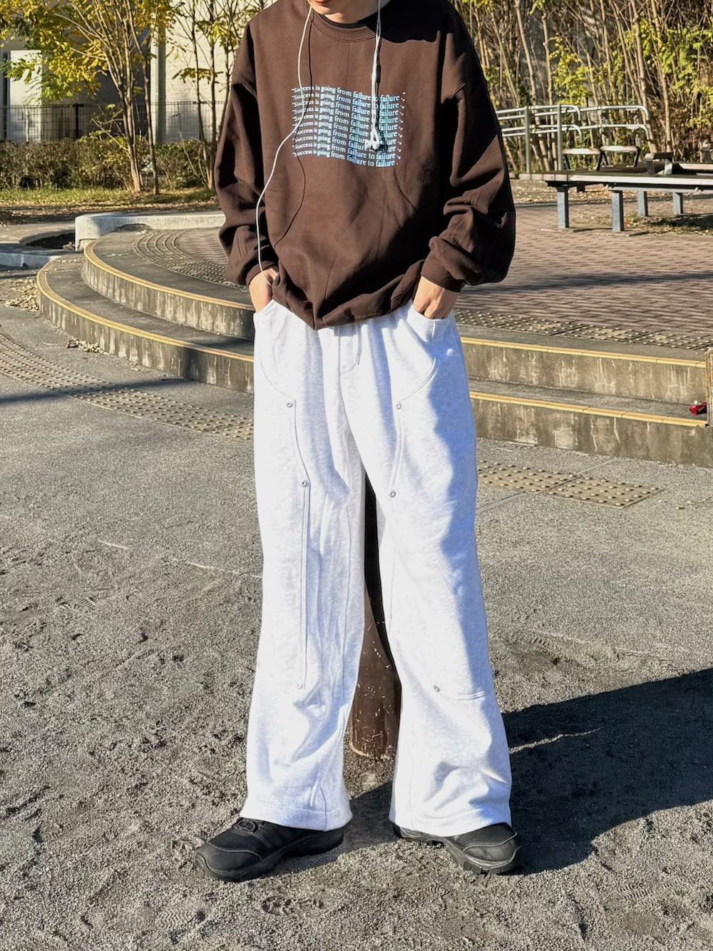 ブラウン系のトップス、グレー系のスウェットパンツを着用したメンズの秋コーディネートの2枚目の写真