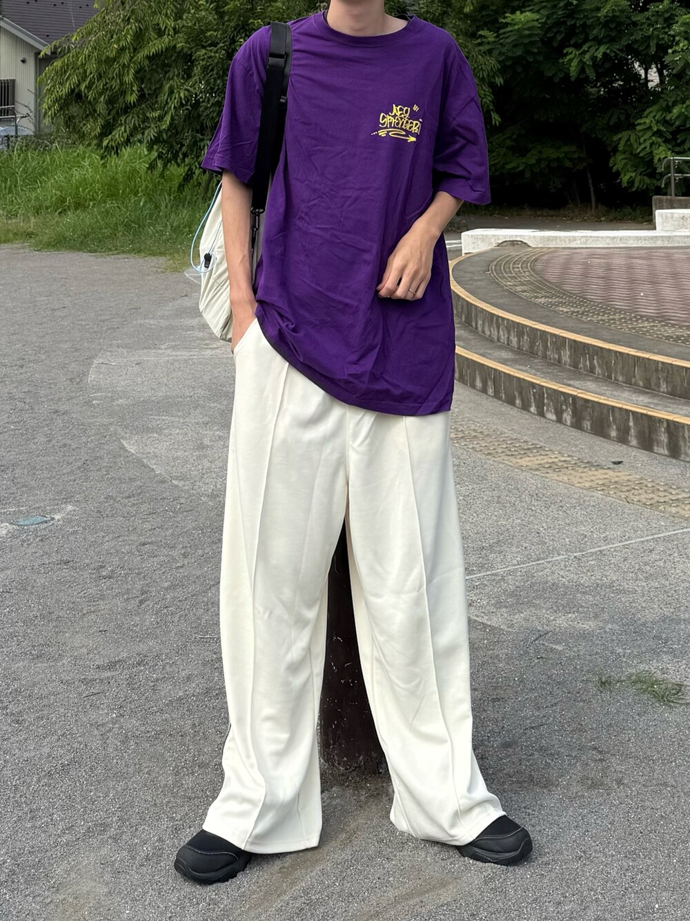 パープル系のTシャツ/カットソー、ホワイト系のその他パンツを着用したメンズの夏コーディネートの3枚目の写真