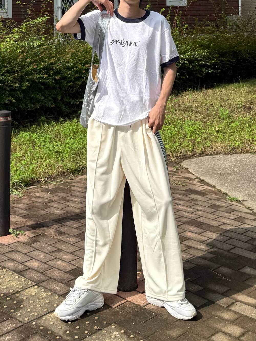 ホワイト系のその他パンツを着用したメンズの夏コーディネートの3枚目の写真